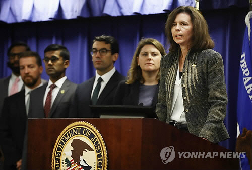 미 재무부 해외자산통제국(OFAC)는 6일(현지시간) 북한제재강화법 및 대통령 행정명령(13722호)을 근거로 북한 국적의 해커 박진혁(34)씨와 그가 소속된 '조선 엑스포 합영회사'를 독자 제재 명단에 올렸다고 발표했다. 재무부는 박씨가 &quot;2014년 소니픽처스 해킹사건, 2016년 방글라데시 중앙은행 해킹사건, 지난해 워너크라이 랜섬웨어 공격의 지휘를 담당한 음모의 일부&quot;라고 설명하면서 박씨를 소니픽처스 해킹 등 혐의로 기소했다. 사진은 이날 로스앤젤레스에서 미 연방수사국(FBI) 관계자들이 박씨에 대한 지명수배 등 이번 사건과 관련해 설명하는 모습.    AFP=연합뉴스